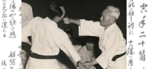 Pratica Del Karate - Immagine Del Maestro Gichin Funakoshi Durante Dimostrazione